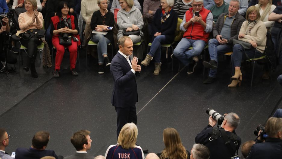 Piaseczno, 08.11.2022. Przewodniczący Platformy Obywatelskiej Donald Tusk (C) na spotkaniu z sympatykami w siedzibie Centrum Edukacyjno-Multimedialnego w Piasecznie, 8 bm. (aldg) PAP/Albert Zawada