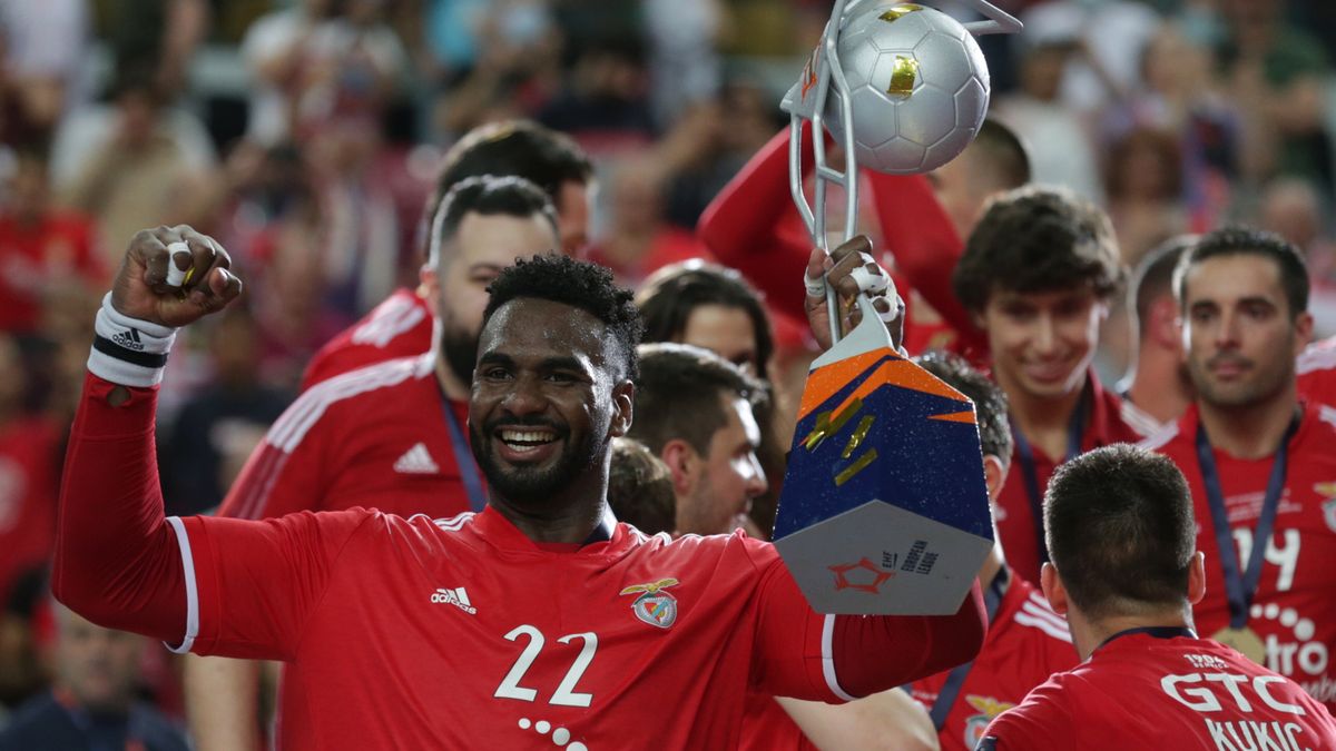 PAP/EPA / TIAGO PETINGA / Na zdjęciu: Benfica Lizbona cieszy się z wygrania Ligi Europejskiej