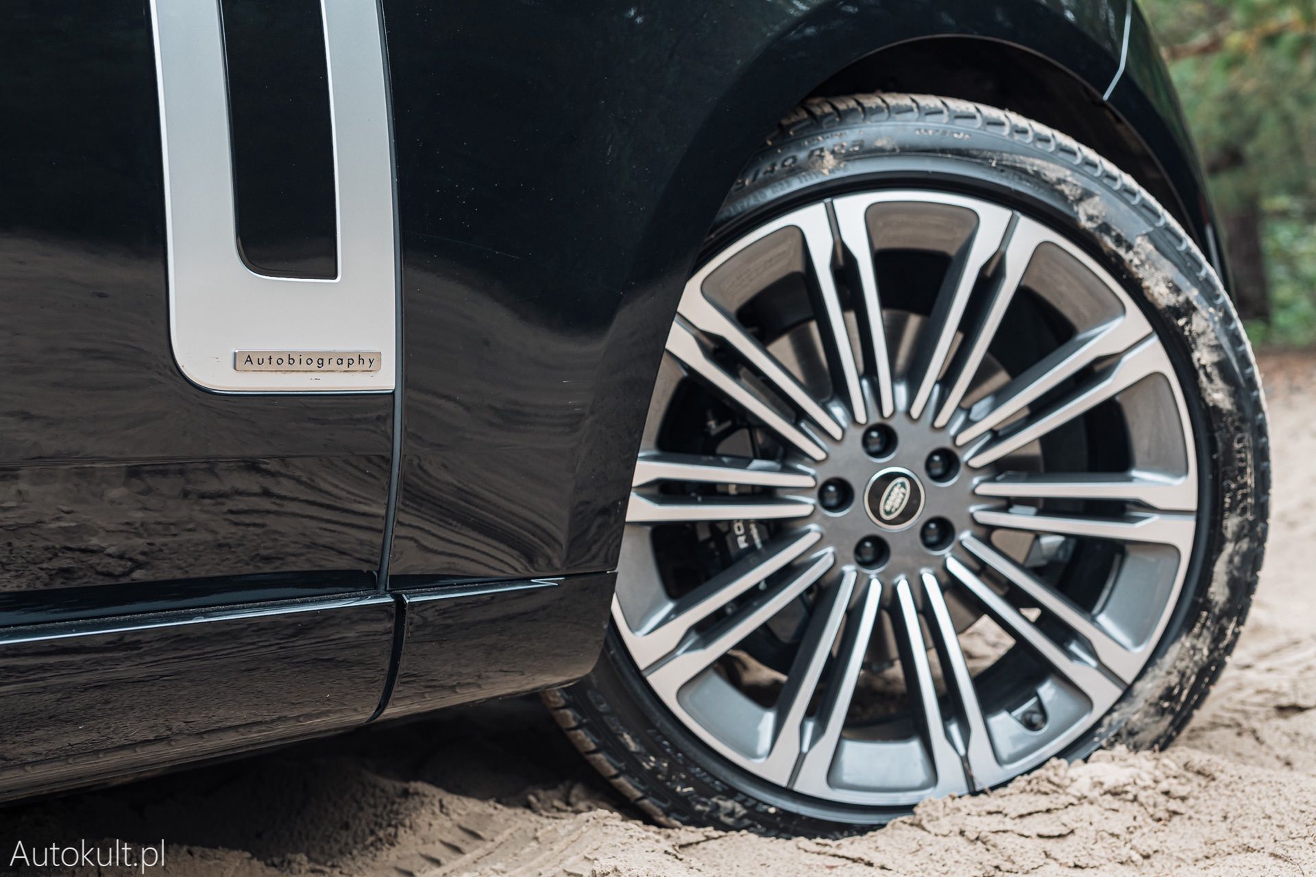 Range Rover (2022) vs Bentley Bentayga S (2022) vs Mercedes-Maybach GLS 600 (2022)