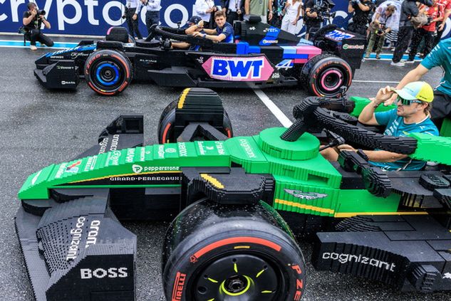 "Wyścig" F1 bolidów z klocków Lego na torze w Miami (fot. CRISTOBAL HERRERA-ULASHKEVICH/PAP)