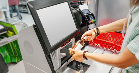 Wada kas samoobsługowych? Wzmaga poczucie samotności