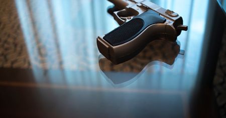6-latek znalazł broń. Konsekwencje były tragiczne, nie żyje jedna osoba