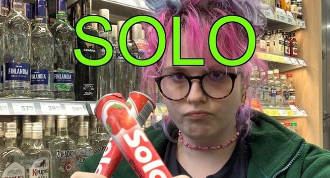 Żabka kontra "frogshoposting" - marka przeprasza, ale fani stoją po stronie influencerki. Eksperci: jak można było nie dostrzec takiego potencjału pracownika