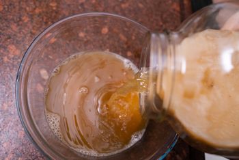 Widzisz białą pianę na miodzie? Oto co oznacza