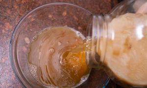 Widzisz białą pianę na miodzie? Oto co oznacza