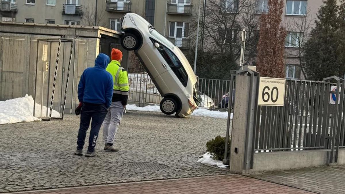 Niezwykłe zdarzenie w Krakowie. Pojazd zawisł na windzie