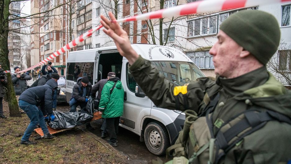 Ciało jednej z ofiar katastrofy helikoptera w Browarach