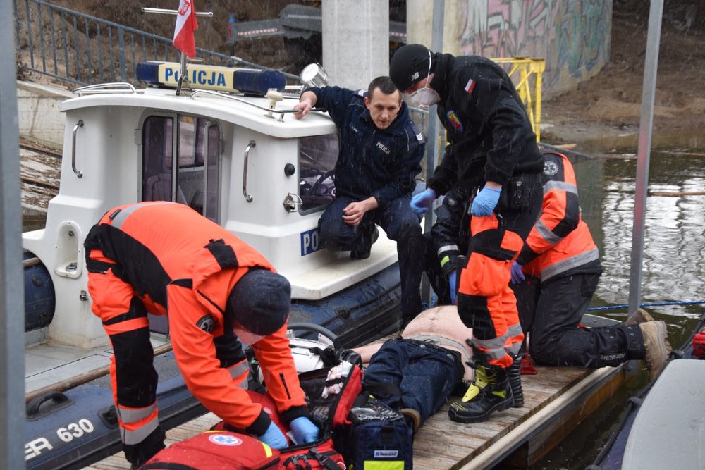 Warszawa. Mężczyzna skoczył do Wisły z mostu Poniatowskiego. Wyłowiła go policja rzeczna