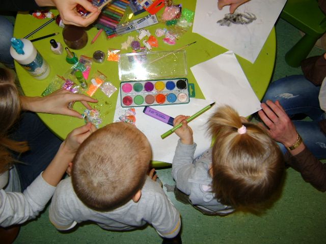 Dzieci bawią się jak w przedszkolu