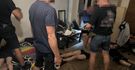 Makabryczne odkrycie. Martwy 35-latek na tarasie. Postawiono zarzuty