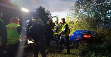 Zakończył ucieczkę w rowie. Gdy wysiadał, próbował jeszcze dopić piwo