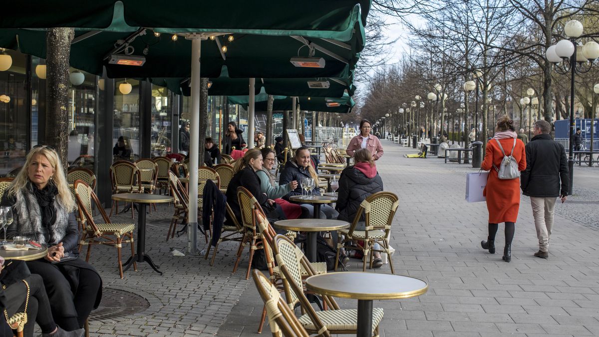 Na zdjęciu Szwedzi siedzący w kawiarniach i przechadzający się po ulicy