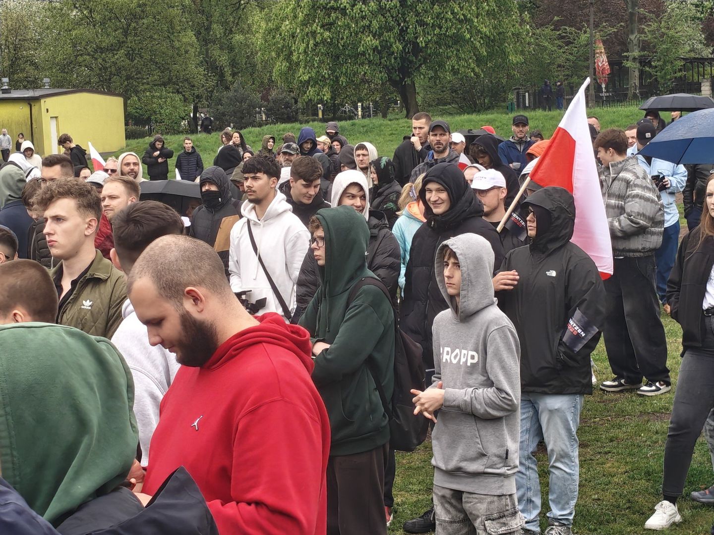 Sławomir Mentzen w Będzinie! Mimo brzydkiej pogody kandydat Konfederacji przyciągnął tłumy zwolenników do Parku Syberka. Zobacz zdjęcia 