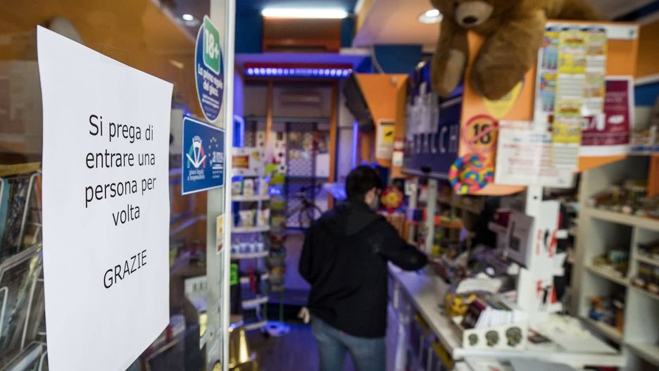 Wygrała pół miliona euro. Właściciel sklepu uciekł ze zdrapką - zdjęcie ilustracyjne 