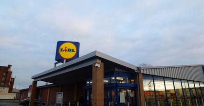 Trwa walka dyskontów przed świętami. Lidl i Biedronka kuszą sprzętami grającymi