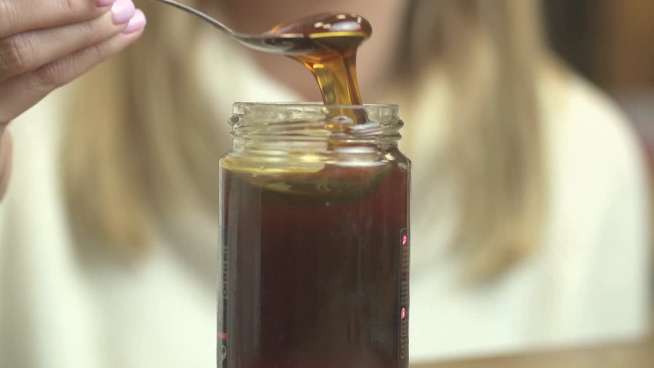 Jak powstaje miód pszczeli i jakie są jego najpopularniejsze rodzaje?