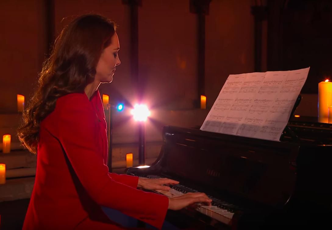 Księżna Kate gra na pianinie