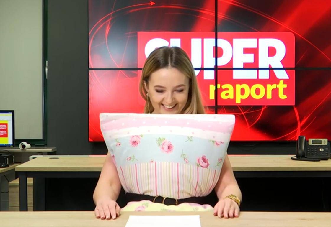 Dziennikarka Monika Tumińska z Super Express w sukience z poduszki w ramach akcji #quarantinepillowchallenge
