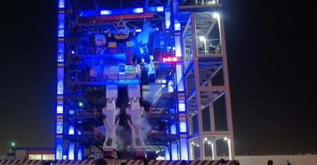Gigantyczny ruchomy Gundam zapala się na festiwal zimowego oświetlenia w Jokohamie