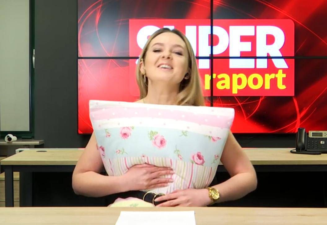 Dziennikarka Monika Tumińska z Super Express w sukience z poduszki w ramach akcji #quarantinepillowchallenge