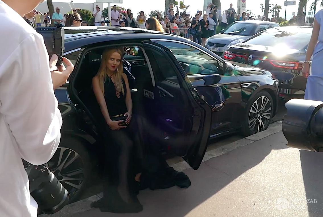 Jessica Mercedes przed wejściem na czerwony dywan w Cannes 2017