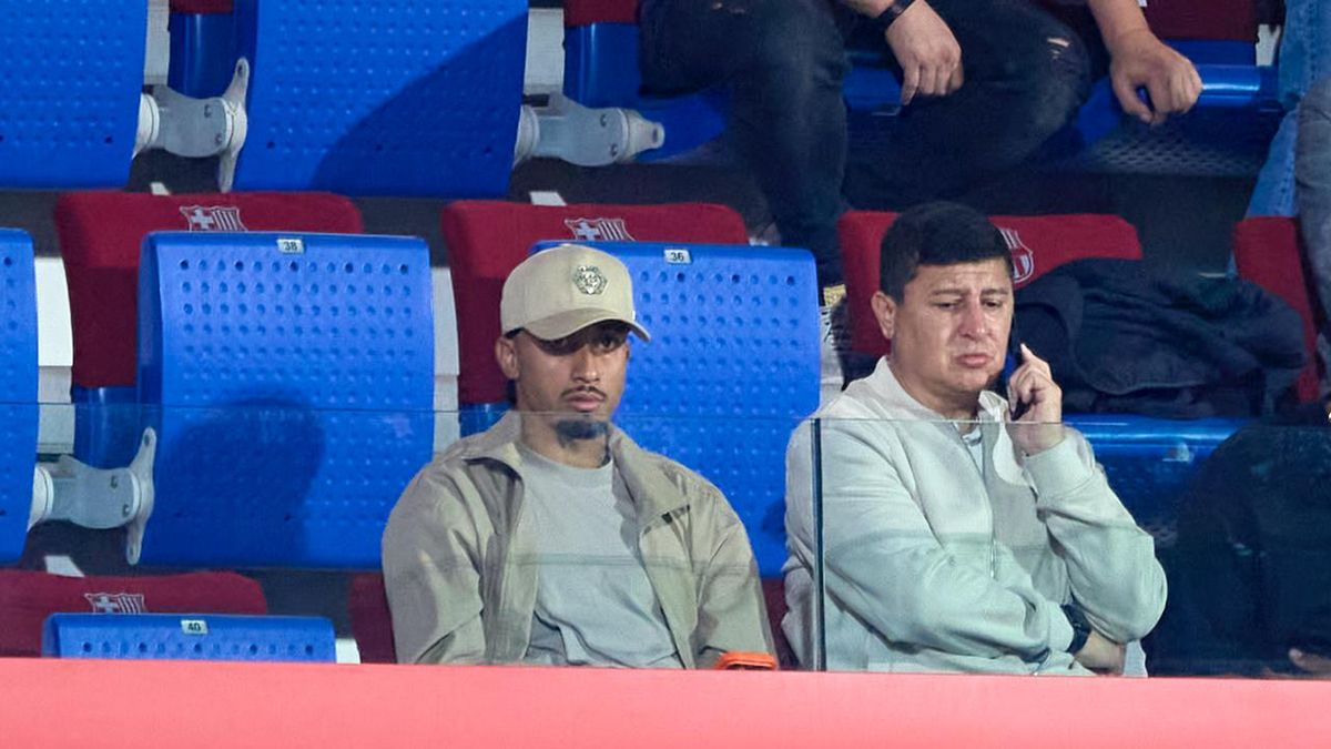 Twitter / Diario Sport / Raphinha na meczu żeńskiej drużyny Barcelony