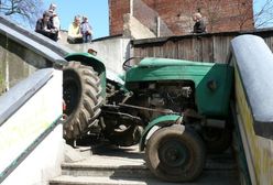 Traktor zaklinował się na schodach