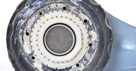 Skuteczne sprzątanie łazienki. Jak pozbyć się kamiennego osadu?