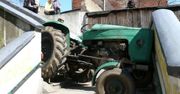 Traktor zaklinował się na schodach