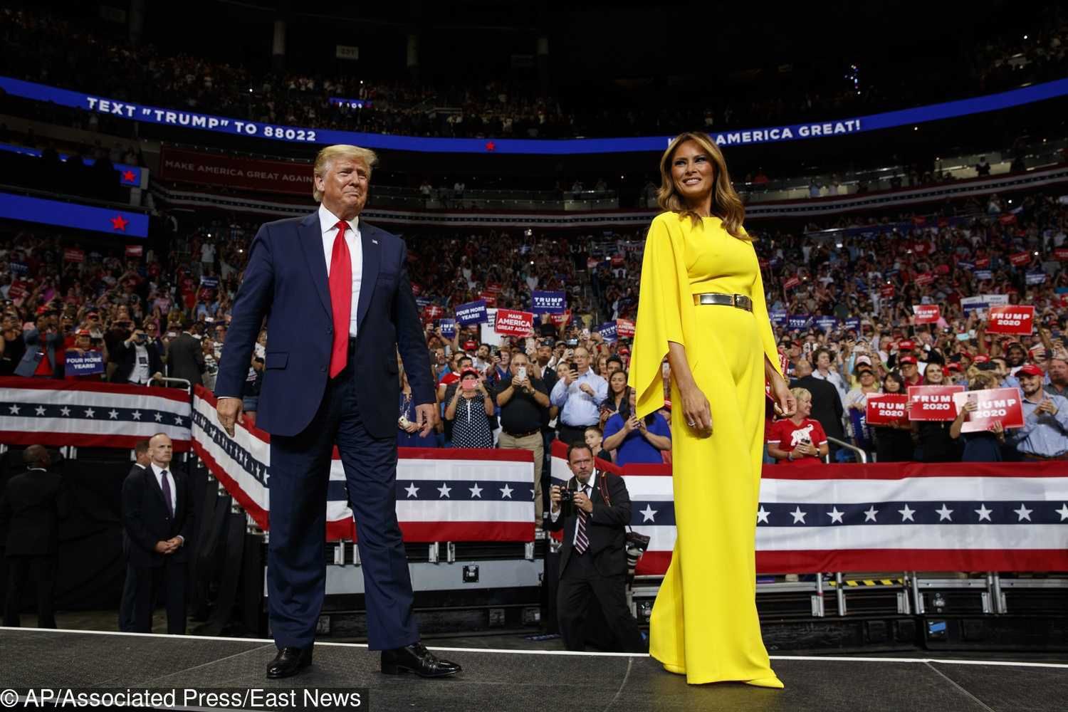 Melania Trump w żółtym kombinezonie wspiera Donalda Trumpa