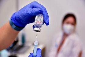 Powikłania po szczepionce Moderny. Dr Sutkowski uspokaja: Takie sytuacje zdarzają się niezwykle rzadko (WIDEO)