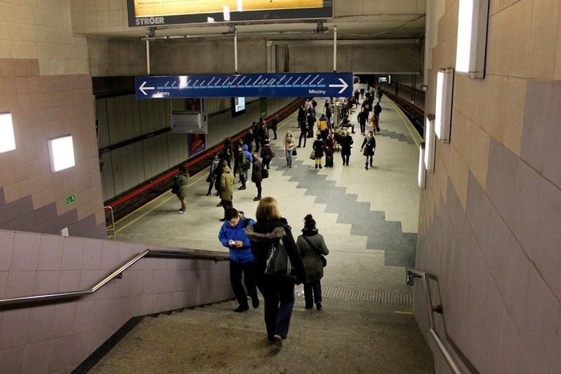 Nowe, dwujęzyczne komunikaty w metrze