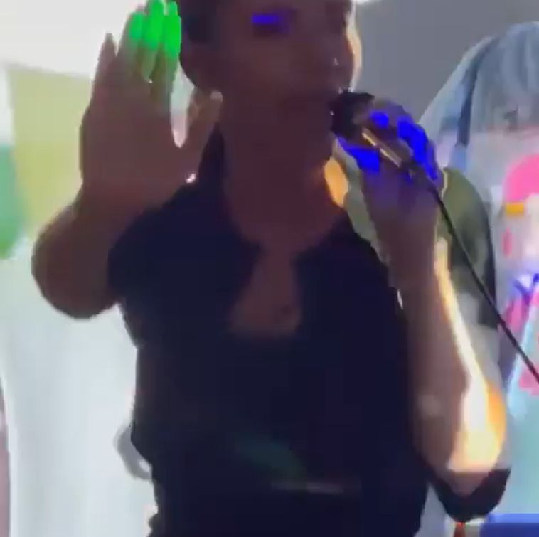 Victoria Beckham daje występ do piosenki Spice Girls