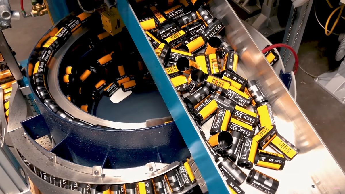 George Muncey odwiedził fabrykę Kodaka. Zobacz, jak powstają legendarne filmy 1