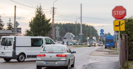 Jak używać kierunkowskazu: rondo, pierwszeństwo łamane, wyprzedzanie