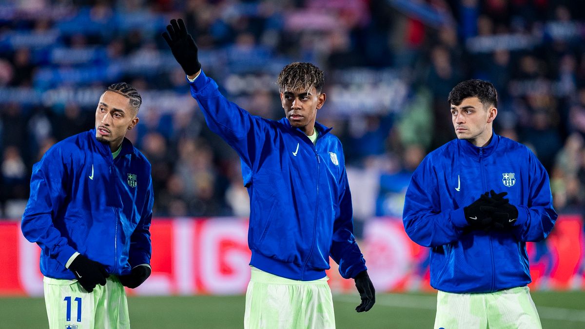 Getty Images / Alberto Gardin/NurPhoto / Na zdjęciu od lewej: Raphinha, Lamine Yamal, Pedri.