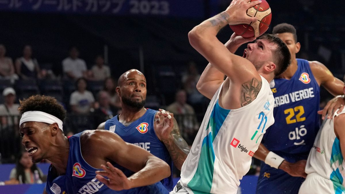 PAP/EPA / KIMIMASA MAYAMA / Na zdjęciu: Luka Doncić w akcji