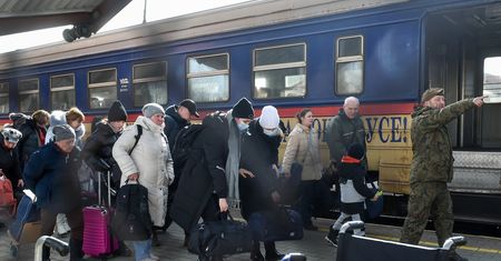 Uchodźcy z Ukrainy nie zagrzeją miejsca na polskim rynku pracy. Wybiorą Zachód