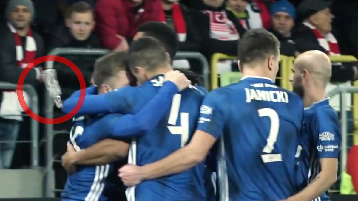 Materiały prasowe / Wisła Kraków SA / Na zdjęciu widać szklaną butelkę, która trafiła w plecy Kamila Wojtkowskiego