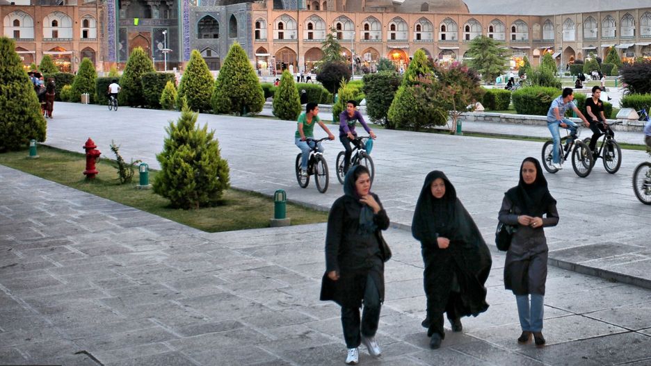 Nowa formacja będzie wymuszała na kobietach zasłanianie włosów