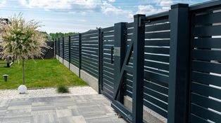 Te dodatki sprawiają, że ogrodzenie kosztuje dwa razy więcej. Czy warto dopłacać?