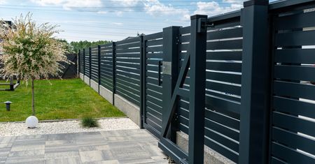 Te dodatki sprawiają, że ogrodzenie kosztuje dwa razy więcej. Czy warto dopłacać?