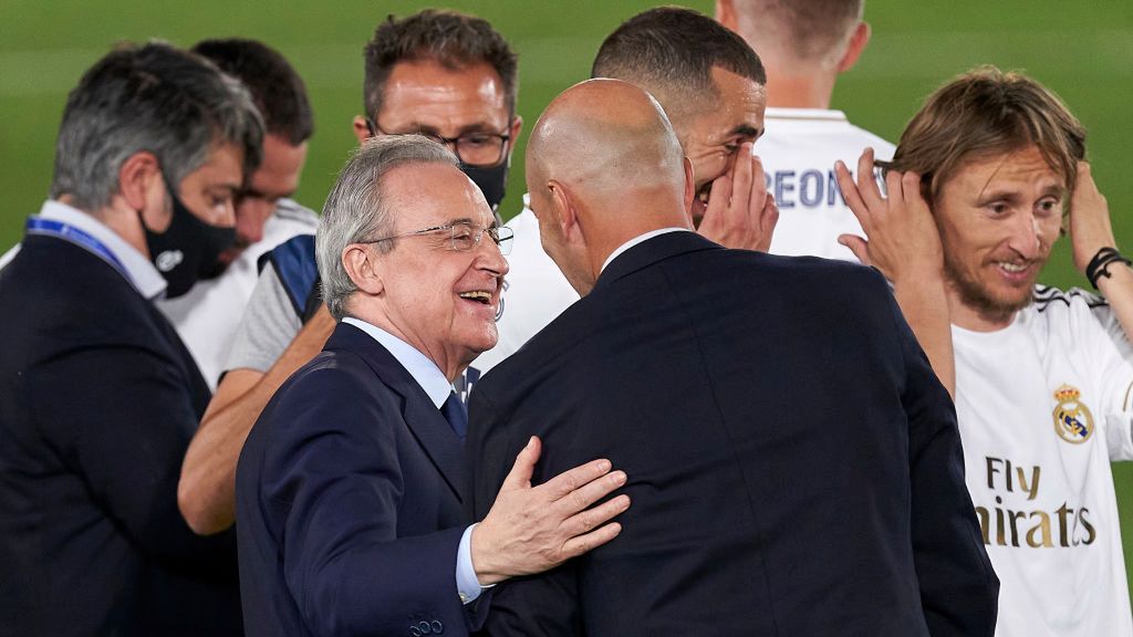 Zdjęcie okładkowe artykułu: Getty Images / Diego Souto/Quality Sport Images / Na zdjęciu: Florentino Perez składający gratulacje Zinedine Zidane'owi