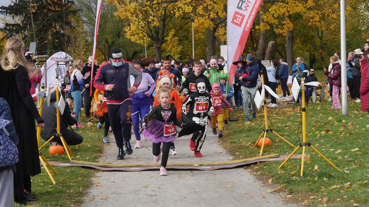 Wrocław: Halloweenowy bieg w Parku Skowronim. Kolorowe przebrania i dobra energia