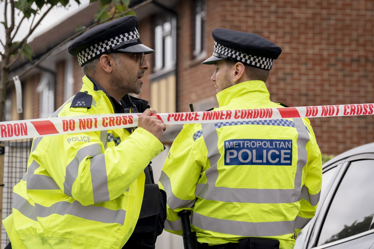 Londyńska policja zabezpieczająca miejsce zbrodni 