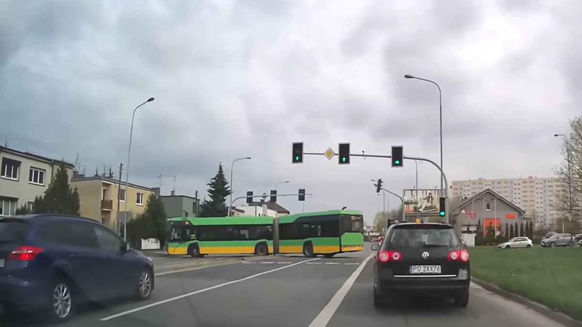 Kierowca autobusu pomylił trasę. Gdy spróbował zawrócić, doszło do niebezpiecznej sytuacji na drodze