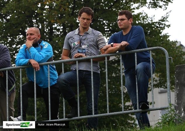 Dyrektor sportowy Polonii, Lukas Killar (w środku) na razie nie rozdziera szat