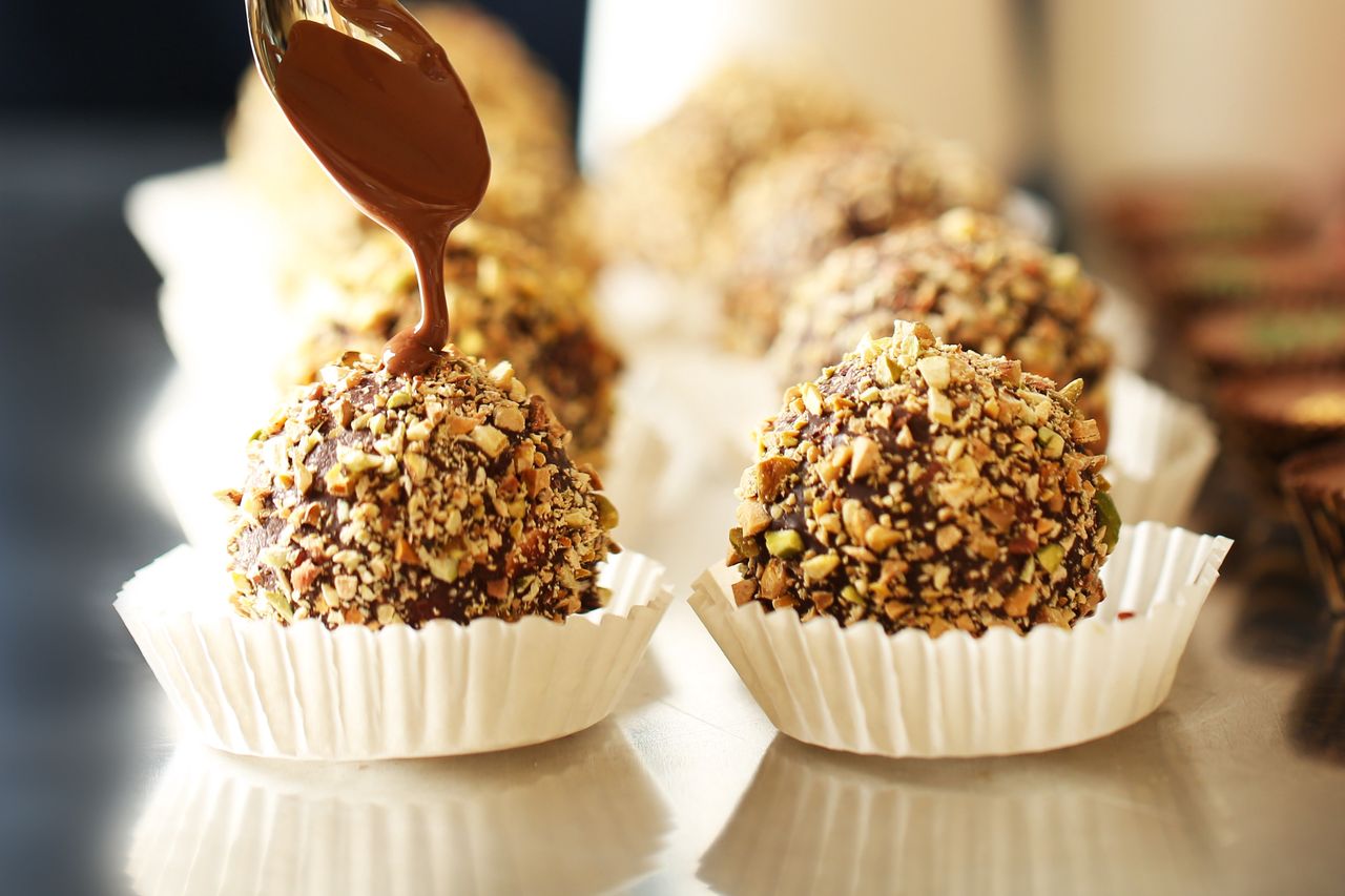 Domowe pralinki świąteczne. Prostsze, niż myślisz, a wyglądają luksusowo