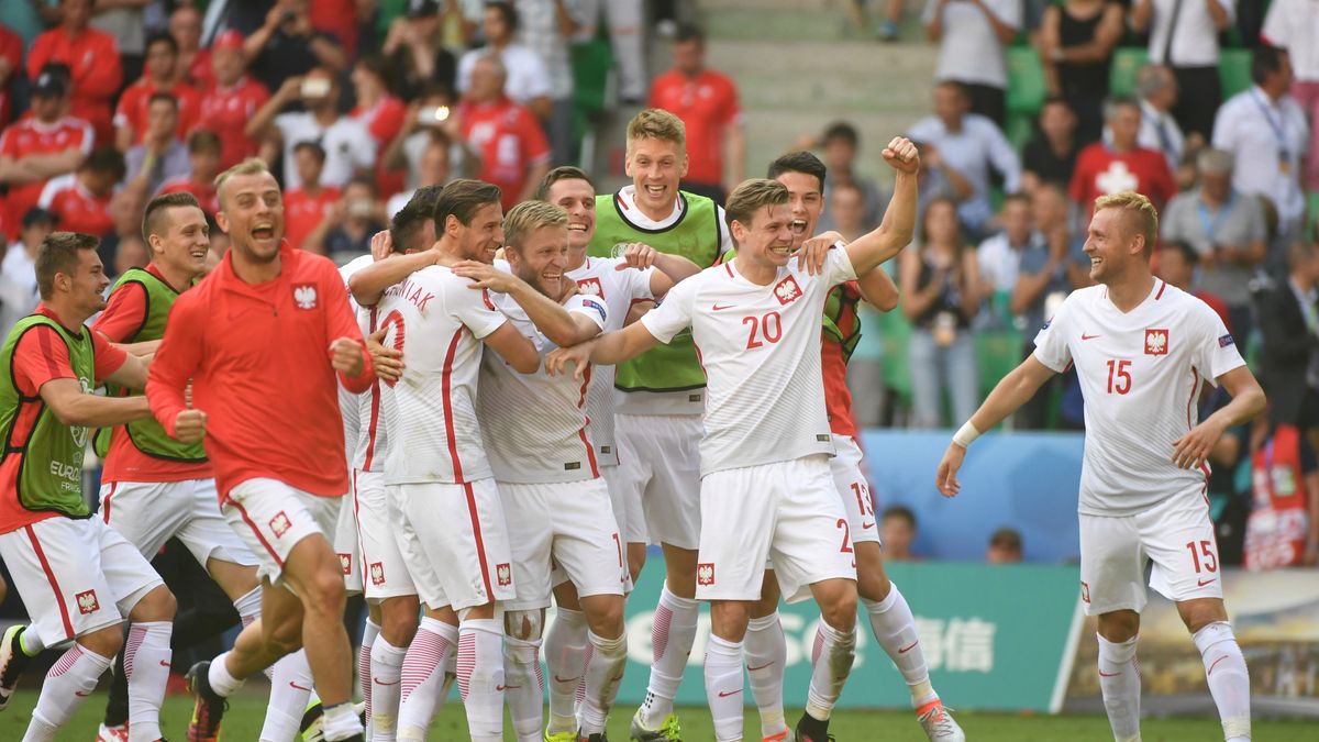 Radość Polaków po meczu ze Szwajcarią na Euro 2016