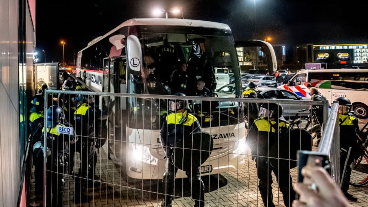 Zdjęcie okładkowe artykułu: Getty Images / Marcel van Dorst/NurPhoto / Na zdjęciu: autokar z piłkarzami Legii